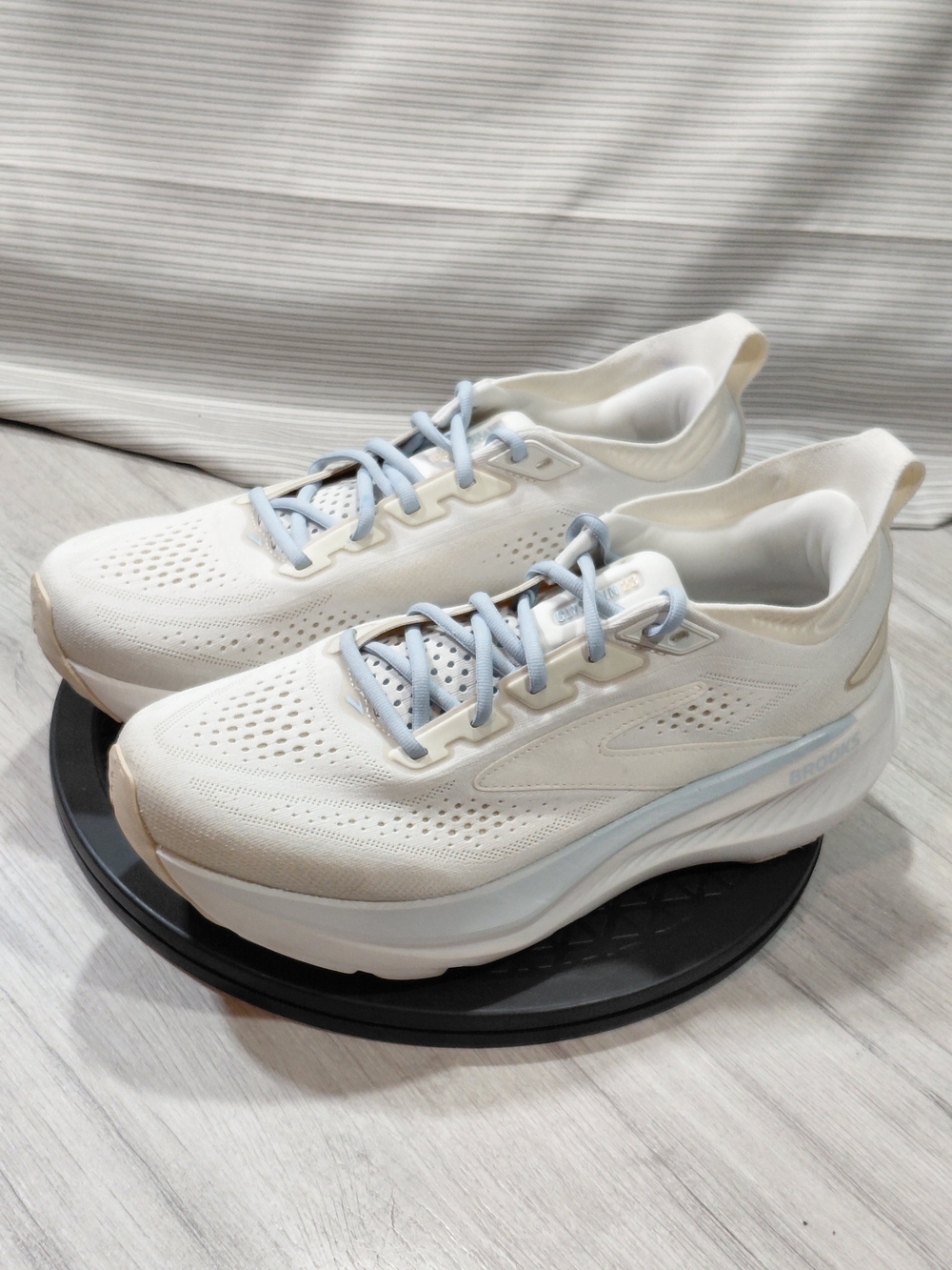 NEW Brooks Women's Glycerin 23  Cream White Running Shoes Blue Accents SIZE W11B